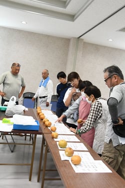 出荷基準を確認しあう生産者