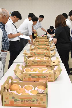 じっくり審査する審査員