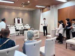 ホールを見学する参加者ら