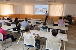 野生キノコ採取時の注意点を確認する参加者