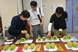 慎重に評価を行う審査員