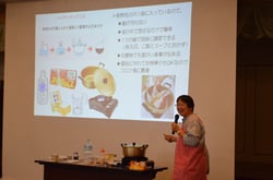 パッククッキングについて説明する髙木准教授