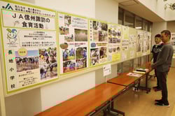 JAの展示発表の最終確認をする職員