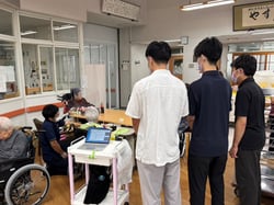 介護施設での指導を見学する学生