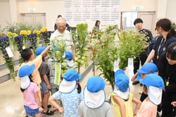 来場し次々と質問する園児たち