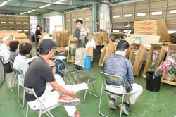 出荷規格を伝える営農技術員