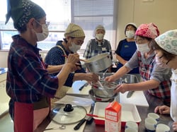 （長野県上田市で）エーコープマーク品活用料理を楽しむ参加者