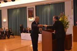 感謝状を受け取る眞島組合長（長野県長和町で）