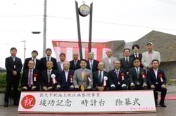 除幕式に参加した関連団体の役員（１０月１日、佐久市で）