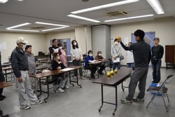 熱心に説明を聞く生産者