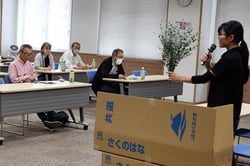 出荷方法を説明する担当者