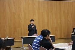 あいさつする伊藤部会長