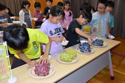 食べ比べをする児童ら