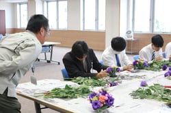 フラワーアレンジをする内定者