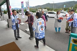 国消国産のチラシなどを来店者に配布するJA職員（長野県大町市で）