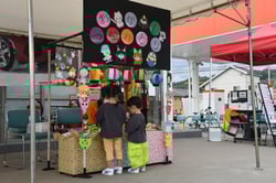 お菓子のつかみ取りを楽しむ子どもたち