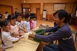 園児に新鮮な野菜を手渡す部員