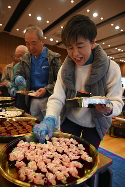 生産者へ感謝を伝える振る舞い寿司