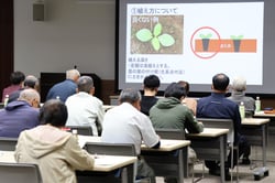 栽培のポイントを学ぶ生産者