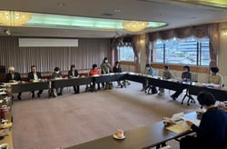 あいさつする佐藤暁支会長