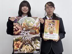 最優秀賞に輝いたポスター（左）とキャラクター原画（右）（２１日、東筑摩郡にて）