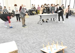 ニュースポーツで親睦を深める部員ら