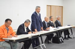 あいさつする西村組合長