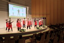 家の光創刊１００周年を記念したダンスで盛り上がる参加者ら