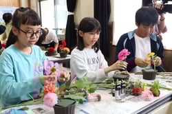 フラワーアレンジを楽しむ児童ら