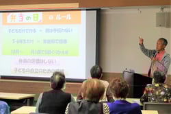 講演をする竹下さん