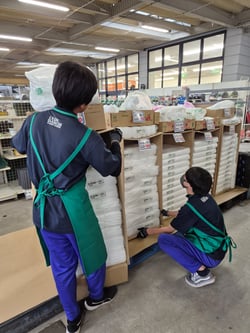 工夫して売り場を作る中学生