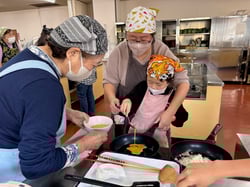 母親と一緒に調理する子どもたち