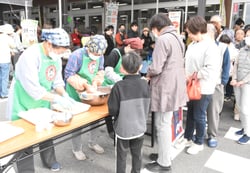 つきたての餅を振舞う女性部員ら