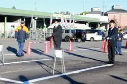 消火訓練をする職員ら