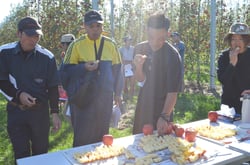 奥州ロマンの食味を確かめる参加者