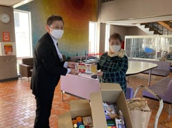 山宮センター長（左）へ支援品を手渡す久保支会長（右）