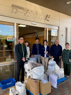 久保支会長（右）がたくさんの古布を届けた