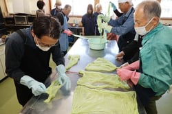 できあがったストールを確認する参加者