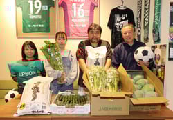 喫茶山雅で野菜を贈呈