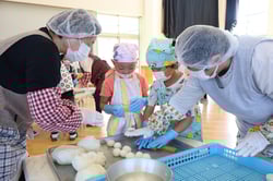 メンバーと一緒に五平餅の型抜きをする園児