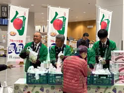 ぐんま名月の販売促進をするＪＡあづみりんご部会の佐原茂部会長㊧と二木寿夫副部会長（左から２番目）