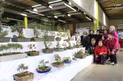 展示された作品を眺める受講生