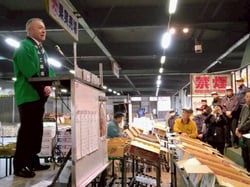 出来栄えの良さと販売促進を呼びかける佐原茂部会長
