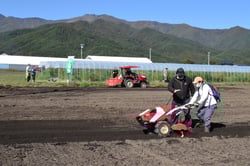 管理機を操作する参加者