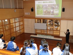 スライドショーを使ってＪＡについて説明する職員