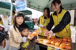 柿を手渡す職員