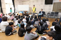 児童へお礼の言葉を話す関監事