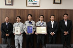 受賞を報告した職員