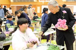 假屋崎さんからアレンジメントを教わる児童