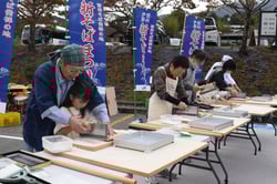 名人に教わりながらそば打ちに挑戦する参加者